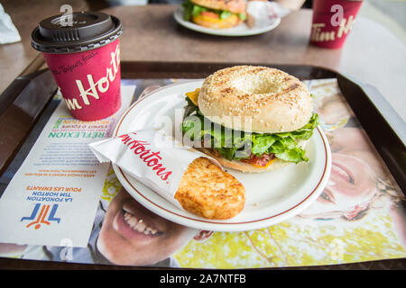 Mai 2019. Délicieux café, bagel et galette de pommes de terre au Tim Hortons, Montréal (Québec, Canada). L'endroit est un restaurant fast food chain, specializin Banque D'Images