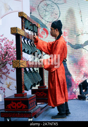 Des centaines de Chinois antique-chinese-amateurs de vêtements se rassemblent pour célébrer le Festival Qixi à Hefei city, est de la Chine, la province de l'Anhui, le 3 juillet 2019. Hun Banque D'Images