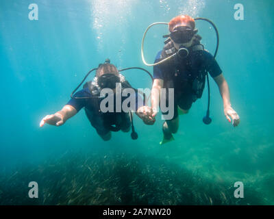 Jeune couple ayant la plongée sous l'eau à la mer méditerranée. Banque D'Images