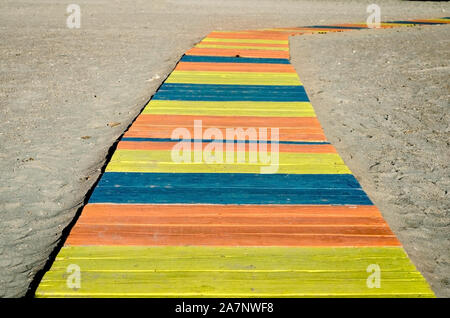 Passerelle en bois coloré à la plage . Banque D'Images