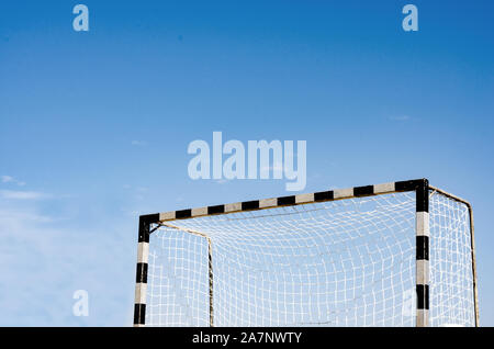 Close-up of soccer net gate sur un fond de ciel bleu . Banque D'Images