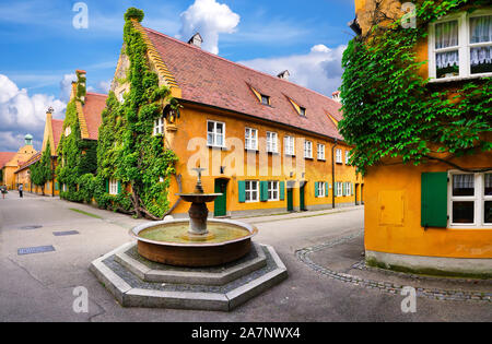 Augsburg, Allemagne, 08/03/2019 : La Fuggerei est la plus ancienne le complexe de logements sociaux encore en usage. Il s'agit d'une enclave fortifiée à l'intérieur de la ville de Augsb Banque D'Images