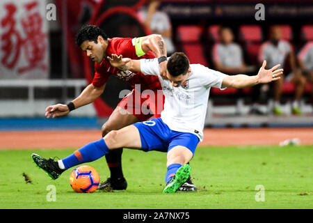 Joueur de football brésilien, Givanildo Vieira de Sousa, connu sous le nom de Hulk, de la Shanghai EPOP F.C., gauche, tente d'obtenir la balle du joueur de football brésilien Banque D'Images