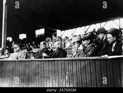 Le Président américain William Howard Taft et vice-président des États-Unis James Sherman assistant à un match de baseball, champ limite (aka American League Park II et parc national), Washington, D.C., USA, photo de Barnet McFee Clinedinst, le 5 mai 1909 Banque D'Images