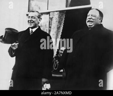 Le président élu des États-Unis Woodrow Wilson et le Président américain William Howard Taft, côte à côte, riant, avant l'Inauguration de Wilson, Maison Blanche, Washington, D.C., USA, le 4 mars 1913 Banque D'Images