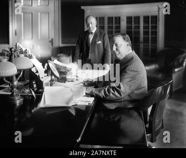 Le Président américain William Howard Taft loi de réciprocité canadienne Signature, Washington, D.C., USA, photo de Harris & Ewing, Juillet 1911 Banque D'Images