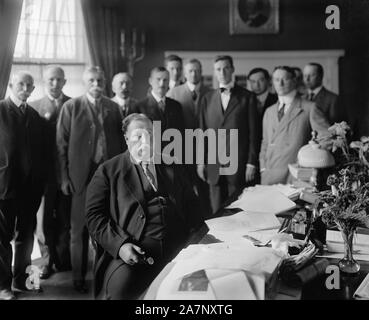 Le Président américain William Howard Taft Signature Loi faisant l'Arizona le 48e État de l'Union, Washington, D.C., USA, photo de Harris & Ewing, 14 février 1912 Banque D'Images