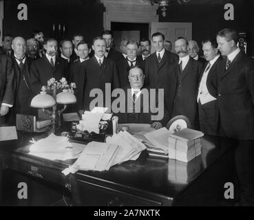 Le Président américain William Howard Taft Signature Loi faisant l'Arizona le 48e État de l'Union, Washington, D.C., USA, photo de Harris & Ewing, 14 février 1912 Banque D'Images