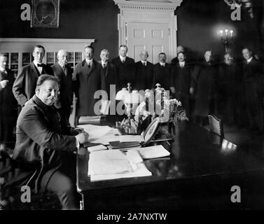 Le Président américain William Howard Taft Loi faisant signer le Nouveau Mexique le 47e État de l'Union, Washington, D.C., USA, photo de Harris & Ewing, 14 février 1912 Banque D'Images