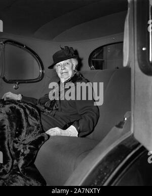 L'ancienne Première Dame Helen Herron Taft au siège arrière de voiture après visite avec le président américain Franklin Roosevelt, Washington, D.C., USA, photo de Harris & Ewing, Décembre 1938 Banque D'Images