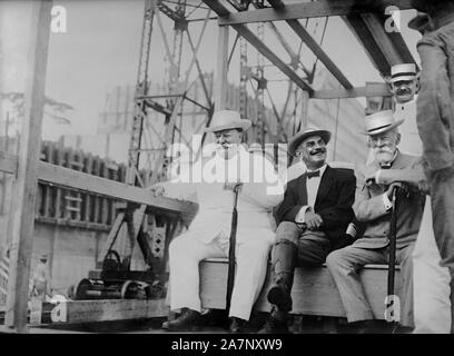 Le Président américain William Howard Taft (à gauche) avec le surint. Sidney Williamson (centre) au cours de la construction du canal de Panama, photo de Harris & Ewing, Novembre 1910 Banque D'Images