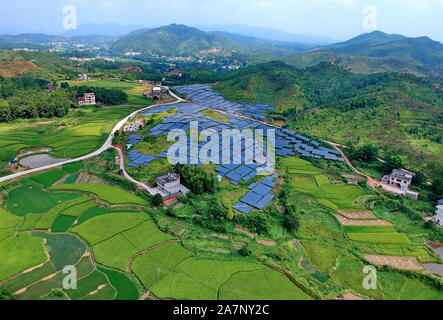 Tableaux de panneaux solaires sont installés à la friche sur une colline dans le village Huangsha, Zhuangkou ville, comté de Huichang, Ganzhou ville, est de la Chine Banque D'Images