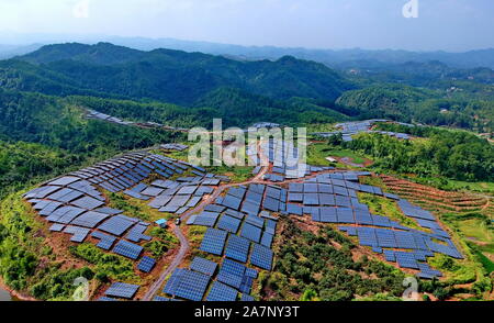Tableaux de panneaux solaires sont installés à la friche sur une colline dans le village Huangsha, Zhuangkou ville, comté de Huichang, Ganzhou ville, est de la Chine Banque D'Images