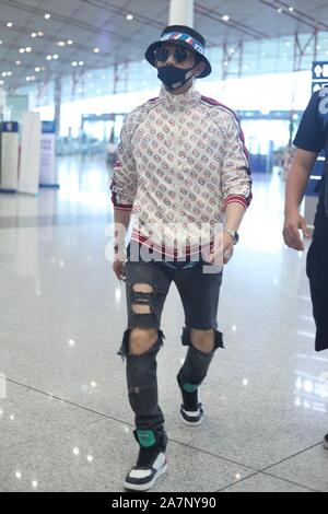 Acteur et chanteur taïwanais Jiro Wang arrive à l'Aéroport International de Pékin après l'atterrissage à Beijing, Chine, 19 août 2019. Veste : G Banque D'Images