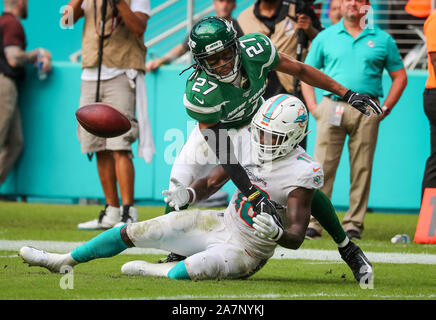 Miami Gardens, Florida, USA. 29Th sep 2019. Le receveur des Dolphins de Miami Preston Williams (18) tente d'attraper un passage contesté par New York Jets Darryl évoluait Roberts (27) au cours d'un match de football américain NFL au Hard Rock Stadium de Miami Gardens, en Floride. Crédit : Mario Houben/ZUMA/Alamy Fil Live News Banque D'Images