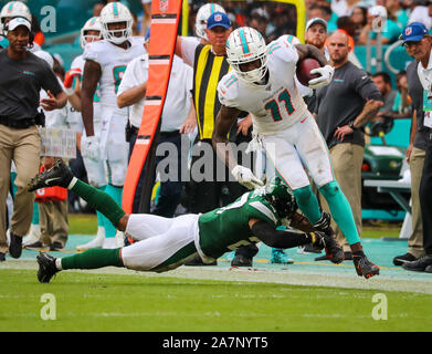 Miami Gardens, Florida, USA. 29Th sep 2019. Le receveur des Dolphins de Miami DeVante Parker (11) obtient une note de abordés par New York Jets Darryl évoluait Roberts (27) au cours d'un match de football américain NFL au Hard Rock Stadium de Miami Gardens, en Floride. Crédit : Mario Houben/ZUMA/Alamy Fil Live News Banque D'Images