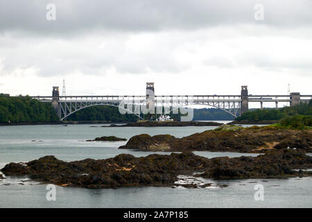 Pont Britannia (en gallois : Pont Britannia) Pont combiné rail et route traversant le détroit de Menai entre l'île d'Anglesey et le continent de Banque D'Images