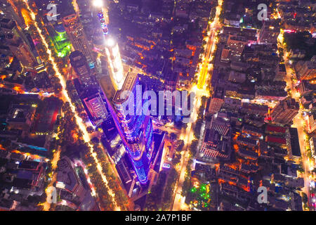 Vue aérienne de l'an Datang Xishi Fengqing Road Tour, également connu sous le nom de Greenland Square An Datang Xishi Fengqing Road Tower, et d'autres bâtiments dans la ville de Nanjing, de Jiangsu est pr Banque D'Images