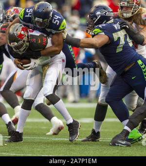 Seattle, États-Unis. 06Th Nov, 2019. Seattle Seahawks milieu linebacker Bobby Wagner (54) sacs Tampa Bay Buccaneers quarterback Jameis Winston (3) au cours du quatrième trimestre à champ CenturyLink le dimanche, Novembre 3, 2019 à Seattle, Washington. Les Seahawks battre les Buccaneers 40-34 en prolongation. Jim Bryant UPI/Photo Credit : UPI/Alamy Live News Banque D'Images