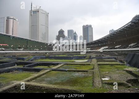 Les travailleurs chinois enquêter sur les lieux d'excavation, à la ville de Chengdu Chengdu stadium dans le sud-ouest de la Chine, province du Sichuan, le 8 août 2019. Banque D'Images