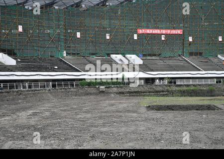 Les travailleurs chinois enquêter sur les lieux d'excavation, à la ville de Chengdu Chengdu stadium dans le sud-ouest de la Chine, province du Sichuan, le 8 août 2019. Banque D'Images