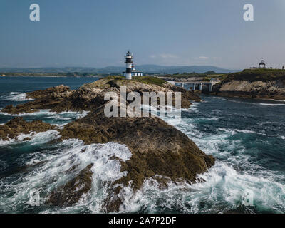 Vue aérienne du phare sur l'île de Pancha. Le nord de l'Espagne en été. Banque D'Images