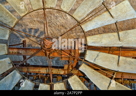 Multi-pales d'une pompe éolienne classique a été utilisé pour pomper l'eau de puits souterrain relié à une pompe à piston. Banque D'Images