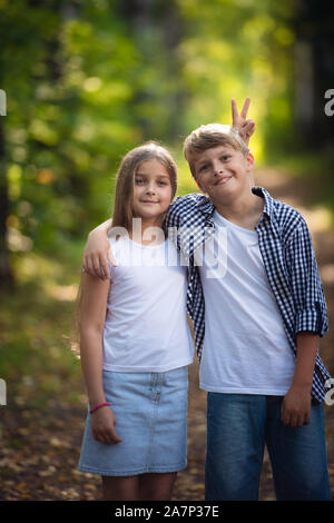 Frère et sœur jouer, rire, plaisanter et faire des grimaces et funny faces ensemble. Petit garçon et fille, les amis, les enfants, pour les enfants sourire et ont fu Banque D'Images