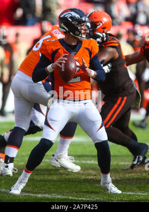 Denver, CO, USA. 06Th Nov, 2019. Le quart-arrière des Broncos de Denver Brandon Allen (2) ressemble à faire sa première fois dans la première moitié du match entre Denver et Cleveland à habiliter Domaine à Denver Derek Regensburger/CSM/Alamy Live News Banque D'Images