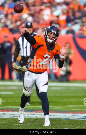 Denver, CO, USA. 06Th Nov, 2019. Le quart-arrière des Broncos de Denver Brandon Allen (2) throws a réussi la première moitié du jeu entre Denver et Cleveland à habiliter Domaine à Denver Derek Regensburger/CSM/Alamy Live News Banque D'Images