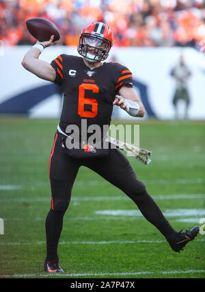 Denver, CO, USA. 06Th Nov, 2019. Le quart-arrière des Cleveland Browns Baker Mayfield (6) throws a réussi la première moitié du jeu entre Denver et Cleveland à habiliter Domaine à Denver Derek Regensburger/CSM/Alamy Live News Banque D'Images