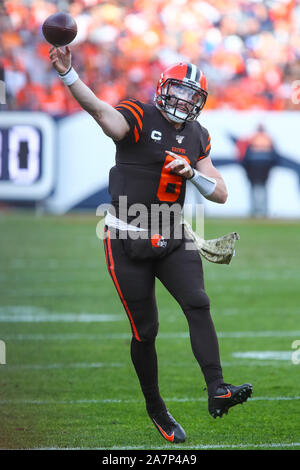 Denver, CO, USA. 06Th Nov, 2019. Le quart-arrière des Cleveland Browns Baker Mayfield (6) throws a réussi la première moitié du jeu entre Denver et Cleveland à habiliter Domaine à Denver Derek Regensburger/CSM/Alamy Live News Banque D'Images