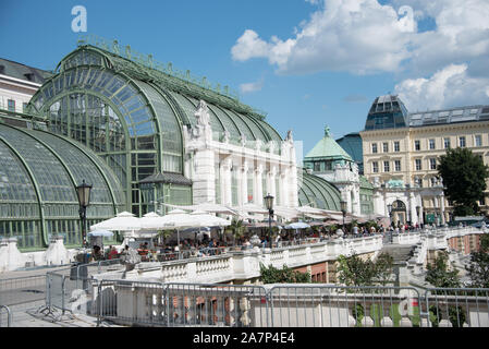 Le jardin des papillons et le restaurant du Park à Vienne Banque D'Images