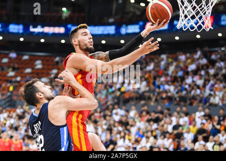 Willy Hernangomez, droite, de l'Espagne l'équipe nationale masculine de basket-ball un joueur de défis l'Argentine l'équipe de basket-ball de nationale au cours de l'International 2019 Banque D'Images