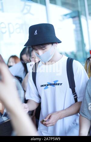 L'acteur et chanteur chinois Zhang Yuan arrive à l'aéroport international Beijing Capital avant le départ à Beijing, Chine, 18 août 2019. T-shirt Banque D'Images