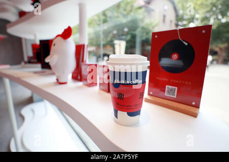 Une tasse de café s'affiche à l'Ledao coffee shop lancement par Luckin et Café Musique Cloud Netease à Shanghai, Chine, le 7 août 2019. La popul Banque D'Images