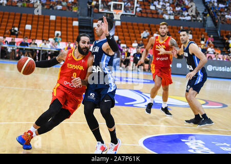 Ricky Rubio, à gauche, de l'Espagne l'équipe nationale masculine de basket-ball un joueur de défis l'Argentine l'équipe de basket-ball de nationale au cours de l'International 2019 Les hommes Banque D'Images