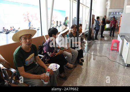 Passagers attendent pour leurs vols à l'aéroport de Chongqing Wushan, surnommée une '-dans-le-nuages' aéroport, à Chongqing, Chine, 16 août 2019. Dubbe Banque D'Images