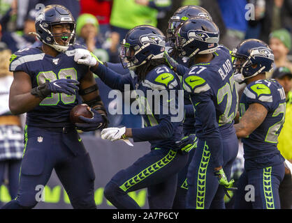 Seattle, États-Unis. 06Th Nov, 2019. Seattle Seahawks défensive fin Kult Green (98) est félicité après avoir avancé d'un quart-arrière Tampa Bay Buccaneers Jameis Winston (3) fumble et l'a retourné à l'équipe des Tampa Bay 15- Cour ligne. au champ CenturyLink le dimanche, Novembre 3, 2019 à Seattle, Washington. Les Seahawks battre les Buccaneers 40-34 en prolongation. Jim Bryant UPI/Photo Credit : UPI/Alamy Live News Banque D'Images