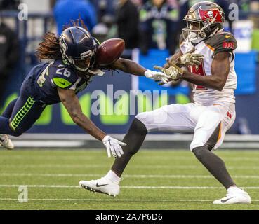 Seattle, États-Unis. 06Th Nov, 2019. Seattle Seahawks Shaquill évoluait Griffin (26) a frappé une passe loin de Tampa Bay Buccaneers wide receiver Breshad Perriman (19) au cours du quatrième trimestre à CenturyLink Field at le dimanche, Novembre 3, 2019 à Seattle, Washington. Les Seahawks battre les Buccaneers 40-34 en prolongation. Jim Bryant UPI/Photo Credit : UPI/Alamy Live News Banque D'Images