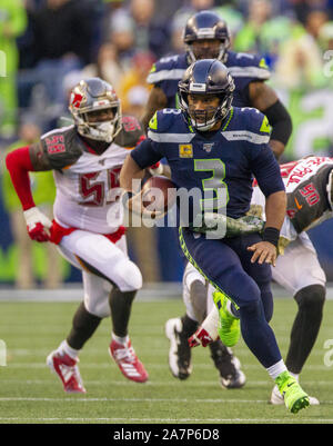 Seattle, États-Unis. 06Th Nov, 2019. Seattle Seahawks quarterback Russell Wilson (3) brouille contre les Tampa Bay Buccaneers pour un gain de 21 verges au quatrième trimestre au champ CenturyLink le dimanche, Novembre 3, 2019 à Seattle, Washington. Les Seahawks battre les Buccaneers 40-34 en prolongation. Jim Bryant UPI/Photo Credit : UPI/Alamy Live News Banque D'Images