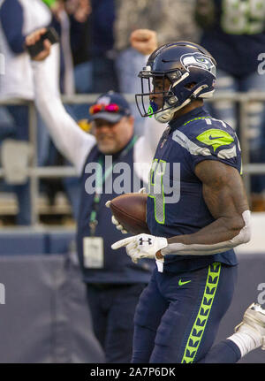 Seattle, États-Unis. 06Th Nov, 2019. Seattle Seahawks wide receiver D.K. Metcalf (14) marque un touchdown sur une passe de 53 verges à Seattle Seahawks quarterback Russell Wilson (3) durant le quatrième trimestre contre les Tampa Bay Buccaneers au champ CenturyLink le dimanche, Novembre 3, 2019 à Seattle, Washington. Les Seahawks battre les Buccaneers 40-34 en prolongation. Jim Bryant UPI/Photo Credit : UPI/Alamy Live News Banque D'Images