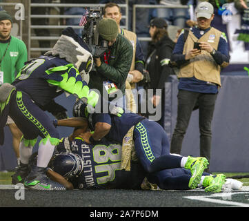 Seattle, États-Unis. 06Th Nov, 2019. Seattle Seahawks tight end Jacob Hollister (48) est dogpiled sur Mascot Blitz et Seattle Seahawks quarterback Russell Wilson (3) après avoir attrapé le remportant 10 verges contre les Tampa Bay Buccaneers en heures supplémentaires au champ CenturyLink le dimanche, Novembre 3, 2019 à Seattle, Washington. Les Seahawks battre les Buccaneers 40-34 en prolongation. Jim Bryant UPI/Photo Credit : UPI/Alamy Live News Banque D'Images