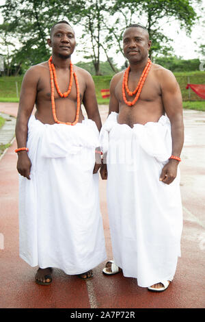 Edo hommes de la tribu nigériane dans leur costume culturel traditionnel, État d'Edo, Nigeria Banque D'Images