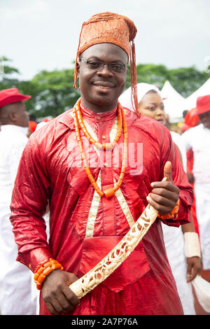 Un homme nigérian présente son costume culturel lors du Festival national des arts et de la culture (NAFEST) dans l'État d'Edo, au Nigeria. Banque D'Images