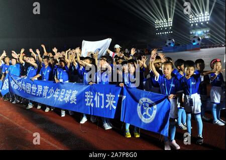 Les journalistes adolescent assistera à la cérémonie d'ouverture de la Chine 2019 Coupe Gothia dans la ville de Qingdao, province de Shandong en Chine orientale, le 13 août 2019. L'openi Banque D'Images