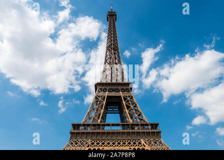 La Tour Eiffel contre le bleu et ciel nuageux, un pylône en treillis en fer forgé sur le Champ de Mars à Paris, en France, nommée d'après l'ingénieur Gustave Eif Banque D'Images