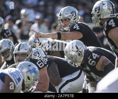 Oakland, États-Unis. 06Th Nov, 2019. Oakland Raiders quarterback Derek Carr (4) appelle une alarme sonore dans le deuxième trimestre contre les Detroit Lions au Colisée à Oakland, Californie le dimanche, Novembre 3, 2019. Les raiders battu les Lions 31-24. Photo par Terry Schmitt/UPI UPI : Crédit/Alamy Live News Banque D'Images