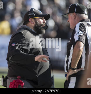 Oakland, États-Unis. 06Th Nov, 2019. Detroit Lions Head coach Matt Patricia parle avec le juge le Camp Ed au cours de jouer contre les Raiders d'Oakland au Colisée à Oakland, Californie le dimanche, Novembre 3, 2019. Les raiders battu les Lions 31-24. Photo par Terry Schmitt/UPI UPI : Crédit/Alamy Live News Banque D'Images