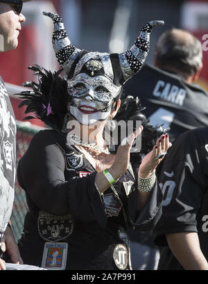 Oakland, États-Unis. 06Th Nov, 2019. Un Raiderscheers Oakland sur son équipe contre les Lions de Detroit au Colisée à Oakland, Californie le dimanche, Novembre 3, 2019. Les raiders battu les Lions 31-24. Photo par Terry Schmitt/UPI UPI : Crédit/Alamy Live News Banque D'Images